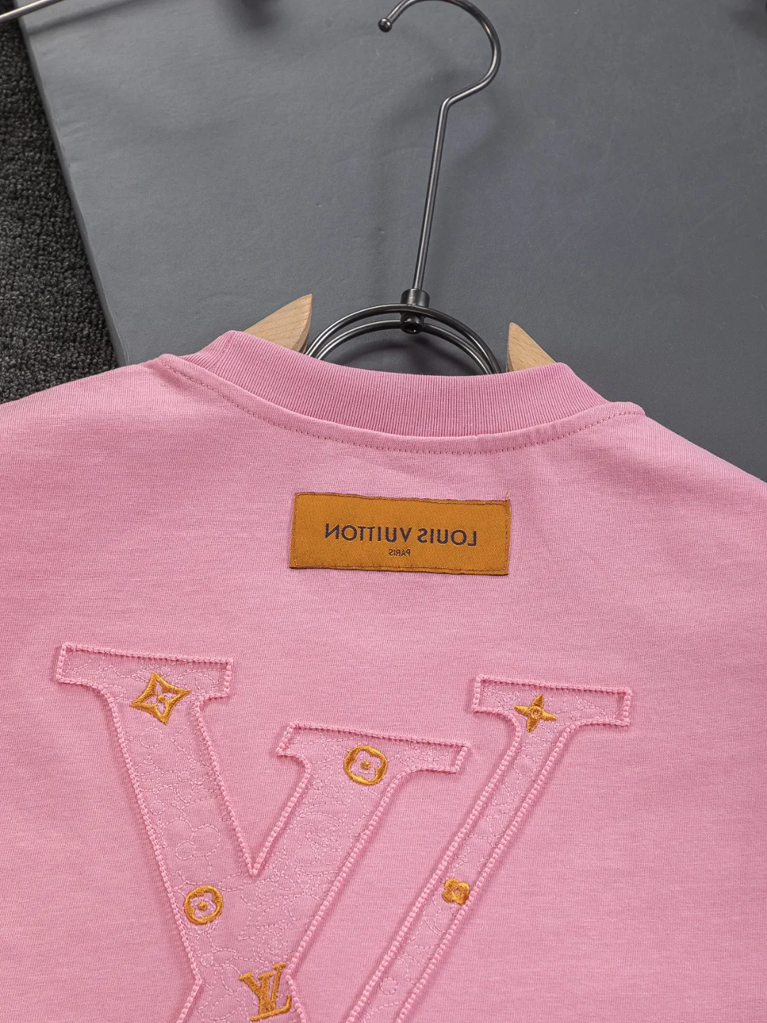 🅿️190 Louis Vuitton 1V LV micro-wide version S-XL LV 26ss New product counters are on the shelves at the same time Multiple craftsmanship Three-dimensional hollow gold dot letters embroidery on the chest🪡logo Large logo embroidery on the back hollow gold dot letters🪡logo Short-sleeved T-shirt Round neck short-sleeved T-shirt, the same style for men and women! Consigned to one-to-one creation. Synchronized with the official website, pure cotton fabrics at the counter! It is close to the skin and comfortable, durable and easy to wear. It has a classic and simple logo design and meticulous original craftsmanship. Short-sleeves, a must-have item for men, do not appear to be the same for the general public, but must be unique and eye-catching. This LV short-sleeve is all about quality, comfort, the same shape and fashion as always, including fabrics and cutting techniques. All of them have been made with great effort! 320 grams of washed pure cotton fabric, pure cotton is breathable, very refreshing and comfortable for daily wear. The rib knitting on the neckline is smooth and tight, and the neckline will not be skewed if you toss it at will. The loose version, you will find that it looks really good on the upper body. The overall is minimalist and neat, super versatile for daily use! Pair it casually with a pair of pants for a youthful look. A T-shirt will make your outfit crazy. It is a fashionable item that can never go wrong! Color: Black White Pink Size: S-XL Size chart: S: Shoulder width 50-Bust 56-Length 70 M: Shoulder width 52-Bust 57-Length 72 L: Shoulder width 54-Bust 59-Length 74 XL: Shoulder width 56-Bust 62-Length 76